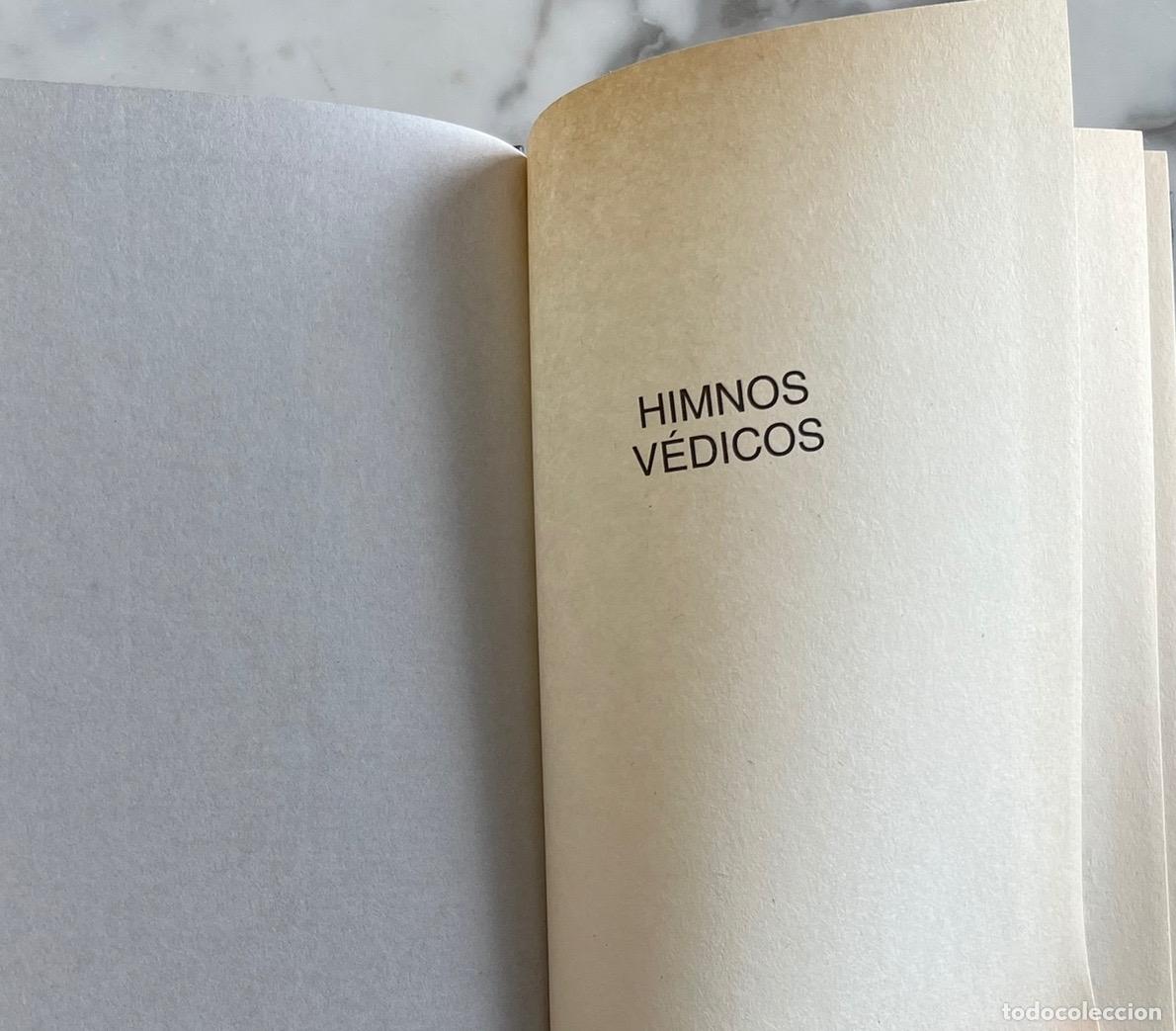 Libros de segunda mano: HIMNOS V&Eacute;DICOS, LIBRO RBA 2002 COMO NUEVO - Foto 2