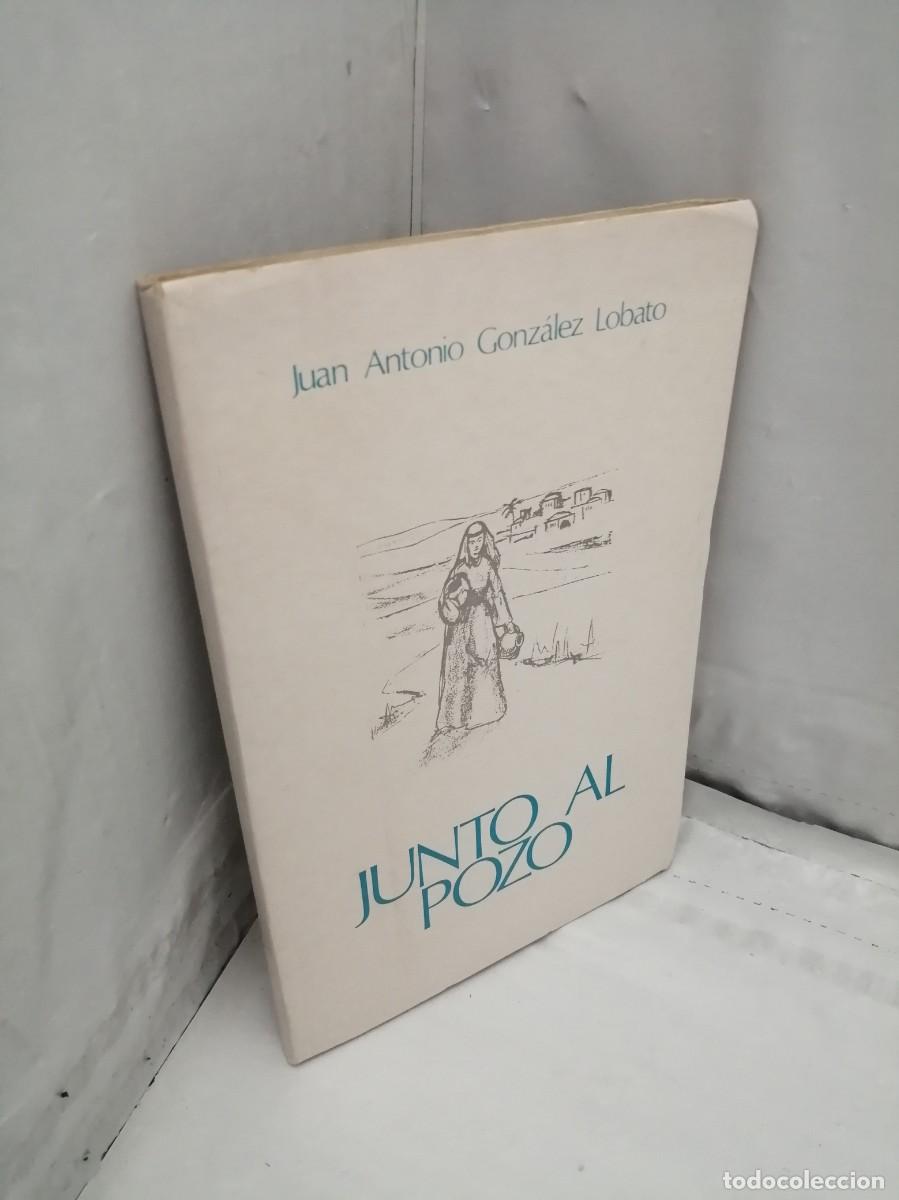 Libros de segunda mano: Junto al pozo (Primera edici&oacute;n) - Foto 3