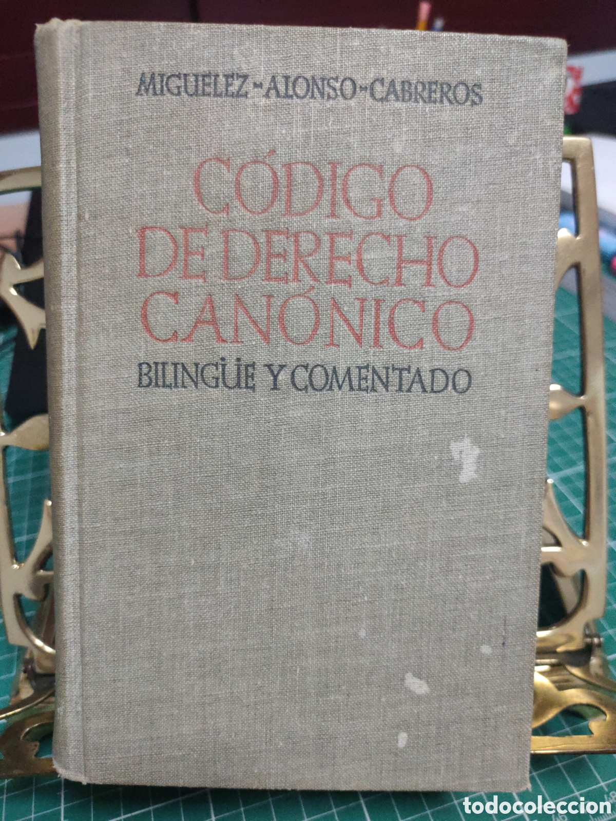 Libros de segunda mano: C&oacute;digo de derecho Can&oacute;nico biling&uuml;e y comentado - Foto 1