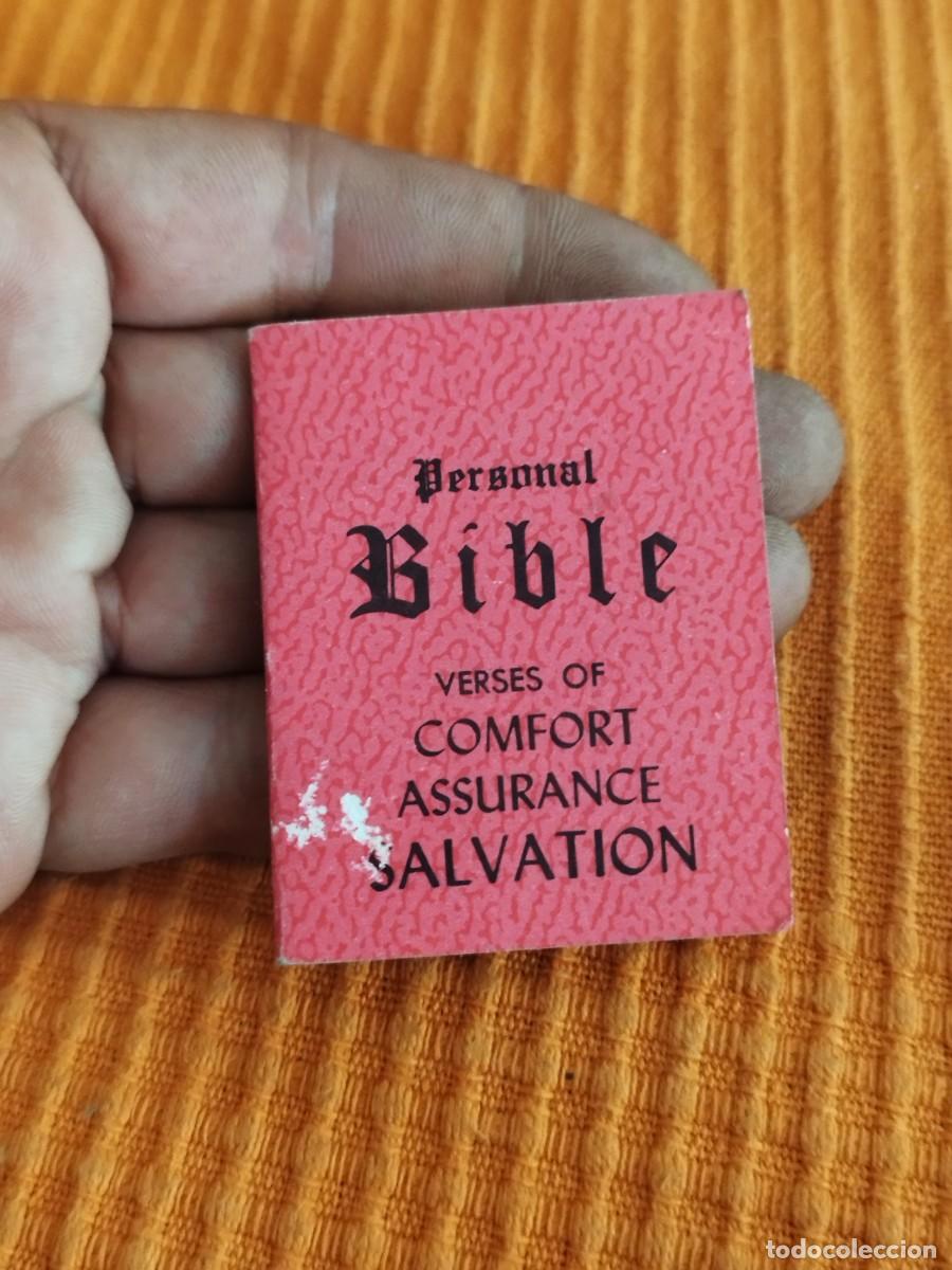 Libros de segunda mano: Biblia miniatura antigua con cubierta roja y vers&iacute;culos de consuelo, seguridad y salvaci&oacute;n.