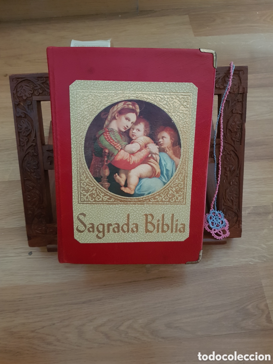 Libros de segunda mano: Sagrada Biblia &ndash; Monse&ntilde;or Dr. Juan Straubinger (1974) + Atril de madera tallada