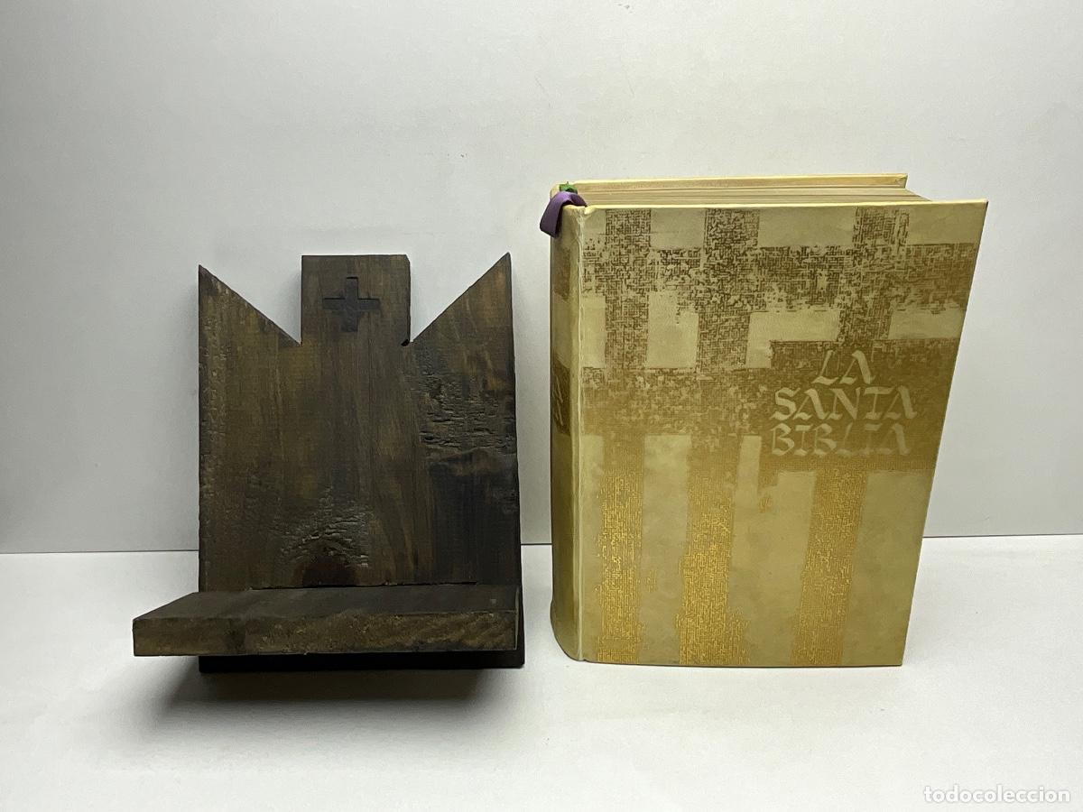 Libros de segunda mano: LA SANTA BIBLIA - CARROGGIO S.A. DE EDICIONES BARCELONA - A&Ntilde;O 1969 - TAPA DURA - CON ATRIL DE MADERA
