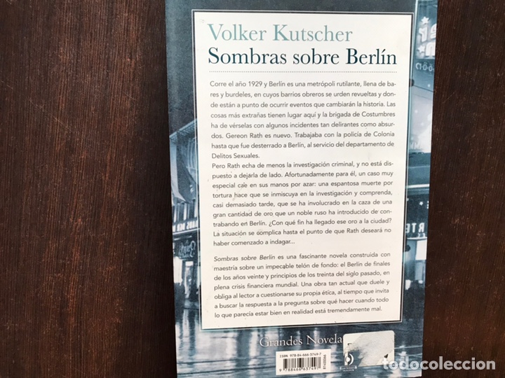 Libros de segunda mano: Sombras sobre Berl&iacute;n. Volker Kutscher - Foto 2