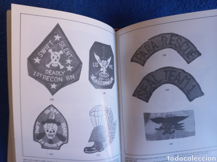 Libros de segunda mano: Libro sobre las Insignias de los Ejercitos de la Guerra de Vietnam - Foto 4