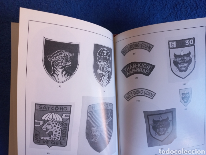 Libros de segunda mano: Libro sobre las Insignias de los Ejercitos de la Guerra de Vietnam - Foto 6