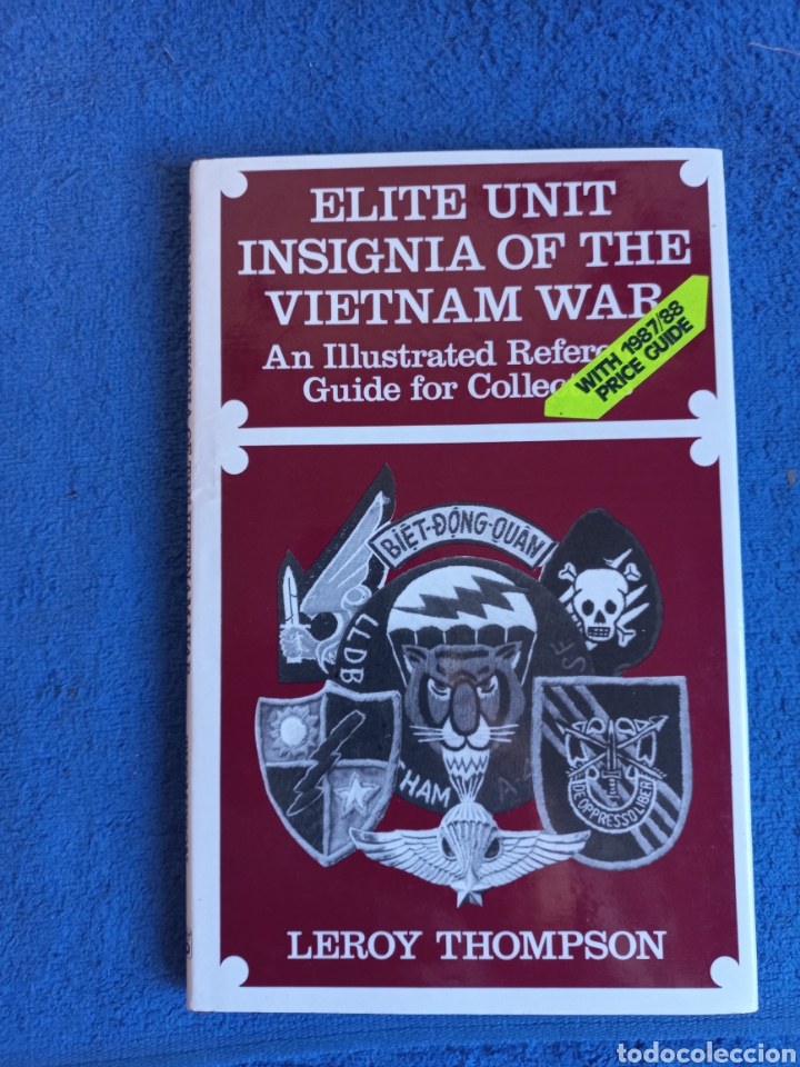 Libros de segunda mano: Libro sobre las Insignias de los Ejercitos de la Guerra de Vietnam - Foto 1