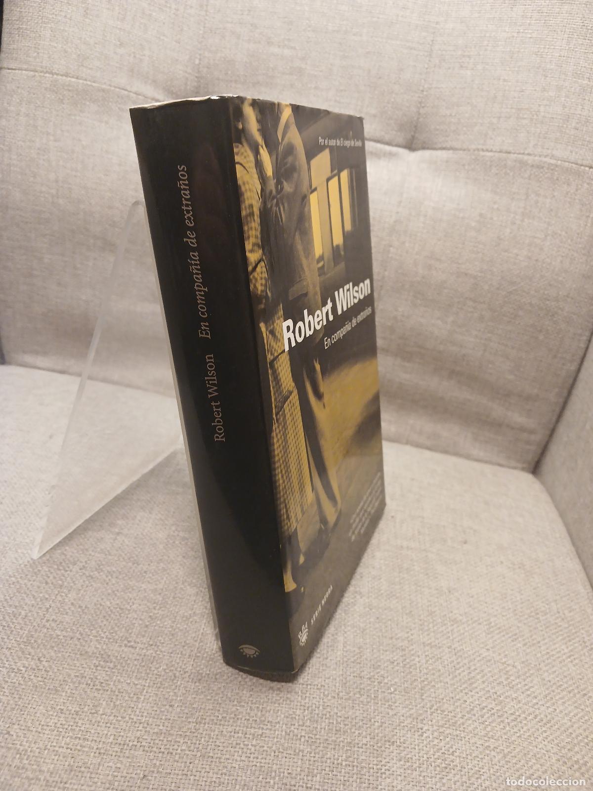Libros de segunda mano: En Compa&ntilde;ia de Extra&ntilde;os - Robert Wilson - Foto 2