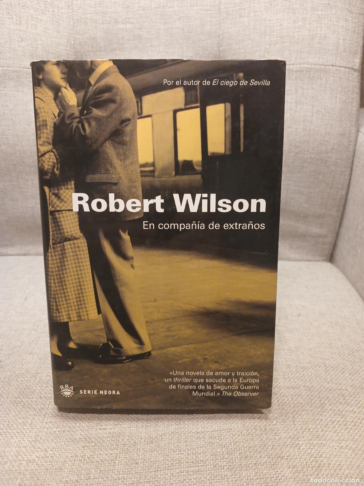Libros de segunda mano: En Compa&ntilde;ia de Extra&ntilde;os - Robert Wilson - Foto 1
