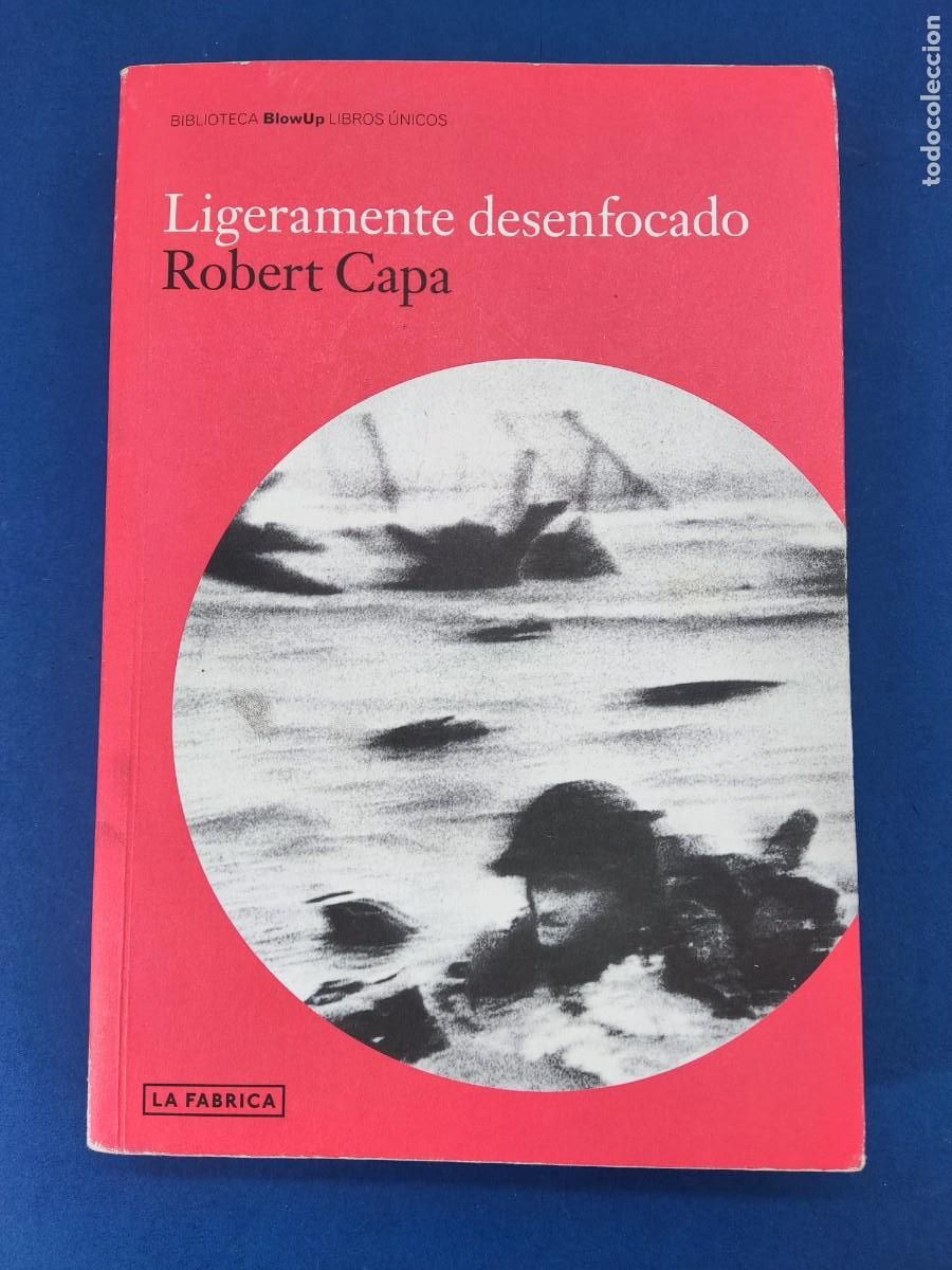 Libros de segunda mano: LIGERAMENTE DESENFOCADO / ROBERT CAPA / 2009. LA FABRICA