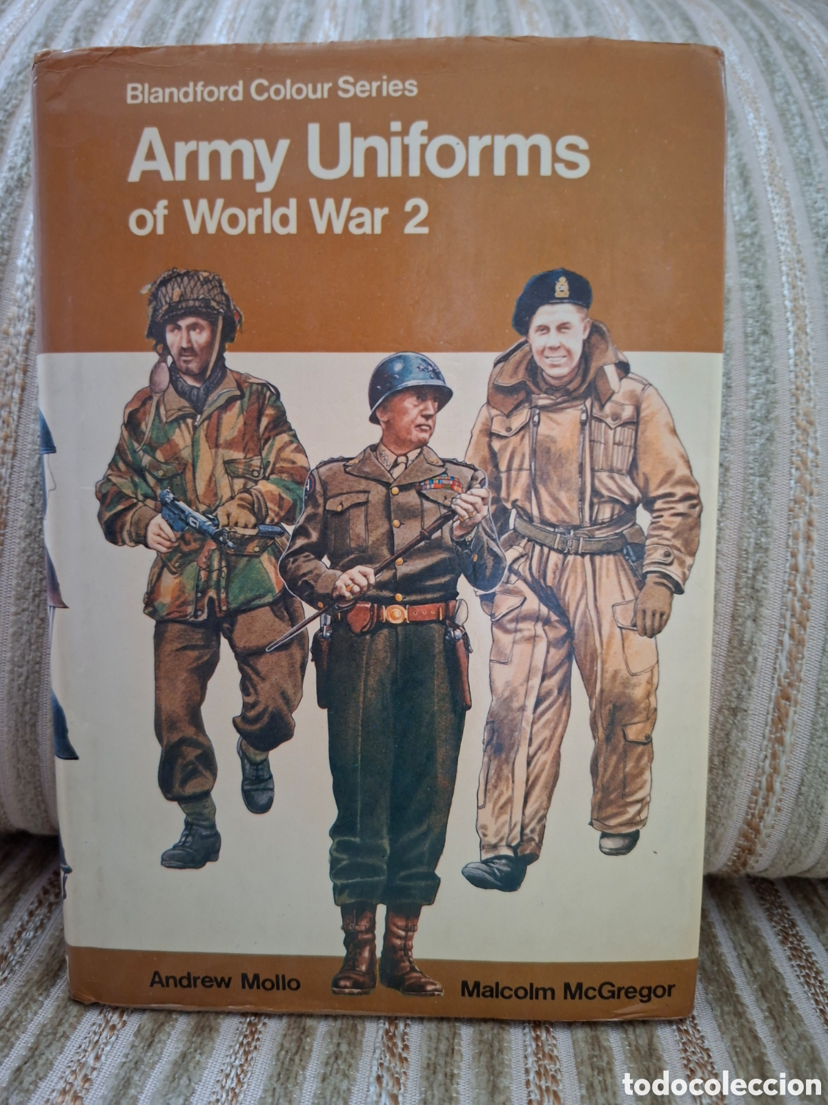 Libros de segunda mano: ARMY UNIFORMS OF WORLD WAR 2 (en ingles)