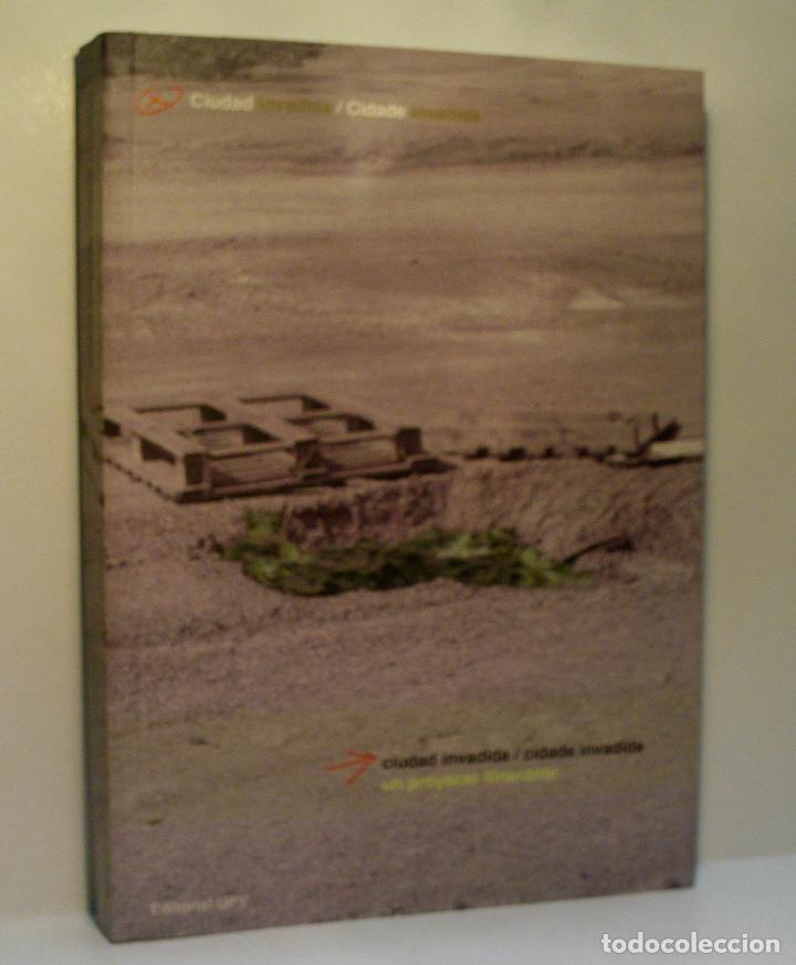 Libros de segunda mano: CIUDAD INVADIDA/CIDADE INVADIDA. UN PROYECTO ITINERANTE. 2006 - Foto 1