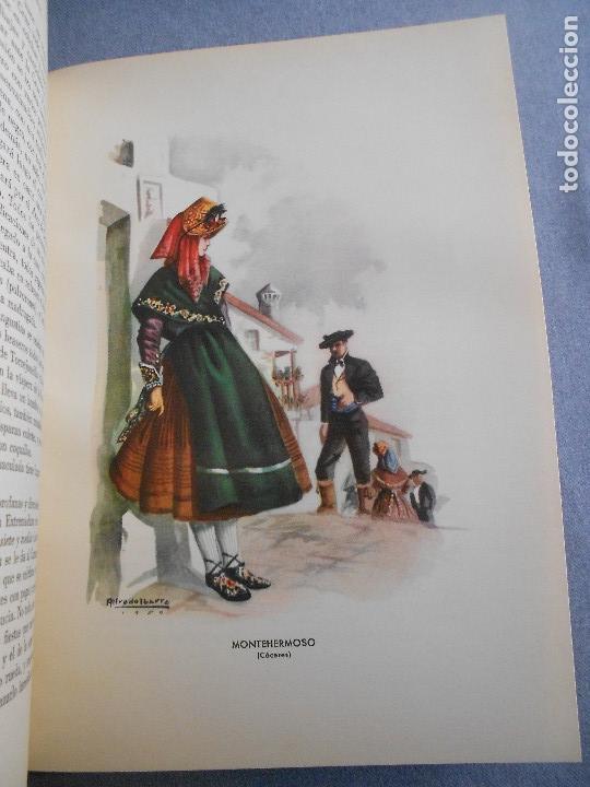Libros de segunda mano: TRAJES POPULARES Y COSTUMBRES TRADICIONALES - Foto 10
