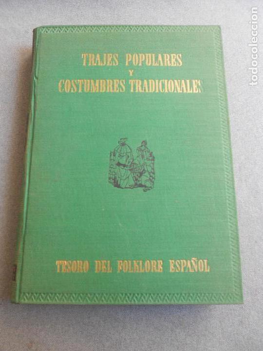 Libros de segunda mano: TRAJES POPULARES Y COSTUMBRES TRADICIONALES - Foto 1