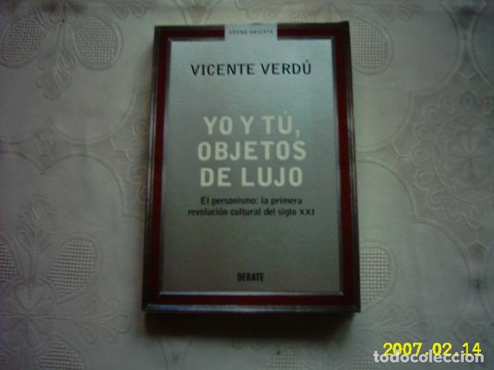 Libros de segunda mano: VICENTE VERD&Uacute;. YO Y T&Uacute;, OBJETOS DE LUJO. 2005. PRIMERA EDICI&Oacute;N. - Foto 1
