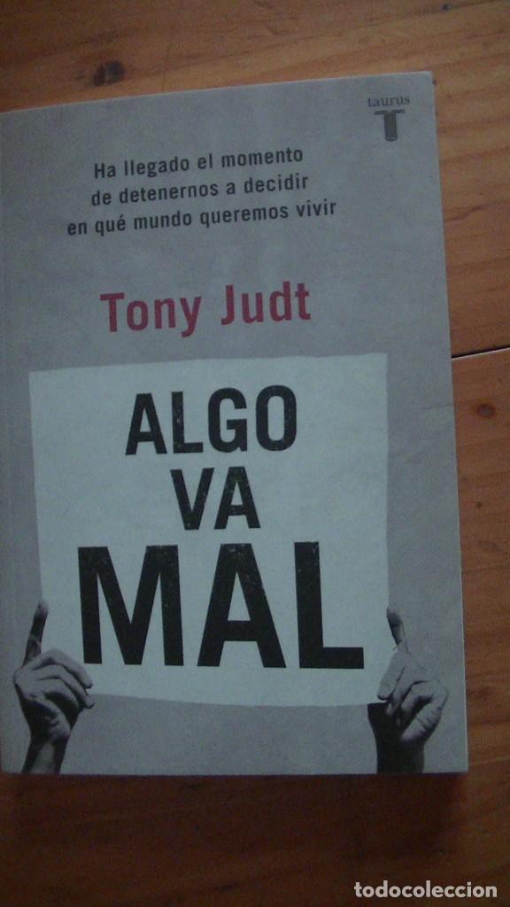 Libros de segunda mano: Tony Judt. Algo va Mal. TAURUS. 2010 - Foto 1