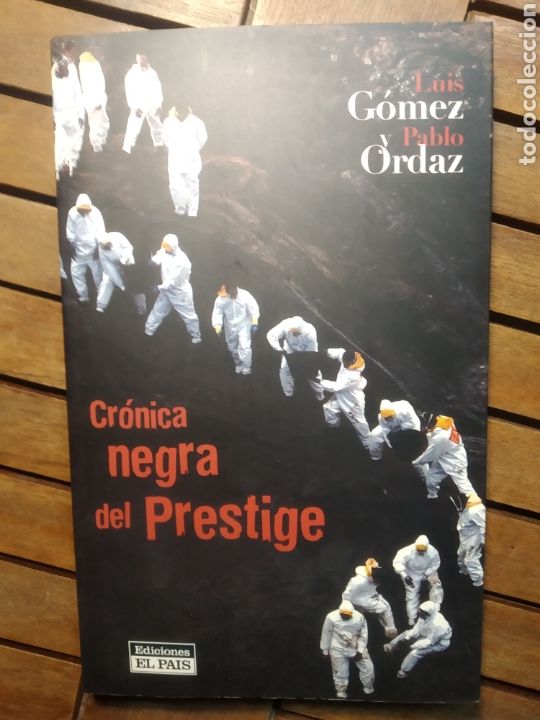 Libros de segunda mano: Cr&oacute;nica negra del prestige. El Pa&iacute;s. 2003. - Foto 1