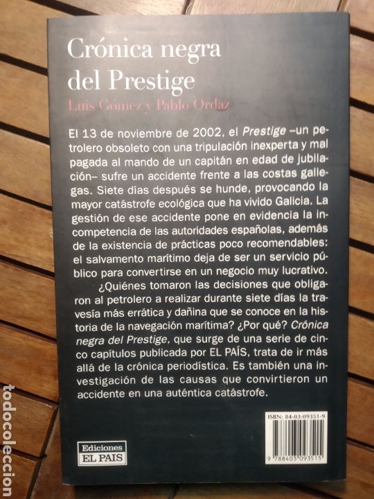 Libros de segunda mano: Cr&oacute;nica negra del prestige. El Pa&iacute;s. 2003. - Foto 2