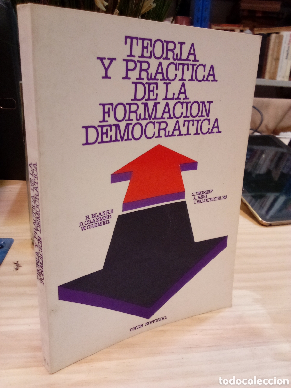 Libros de segunda mano: Teoria y practica de la formacion democratica - Varios autores - Foto 1