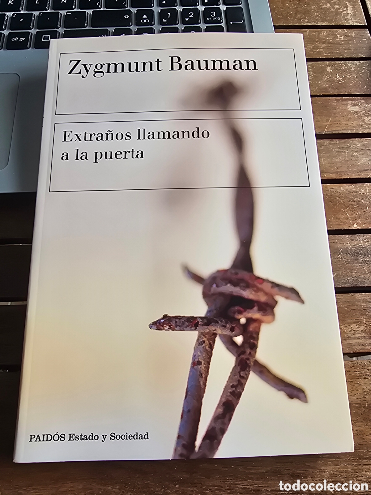 Libros de segunda mano: EXTRA&Ntilde;OS LLAMANDO A LA PUERTA BAUMAN, ZYGMUNT PAIDOS 2026 Sociolog&iacute;a