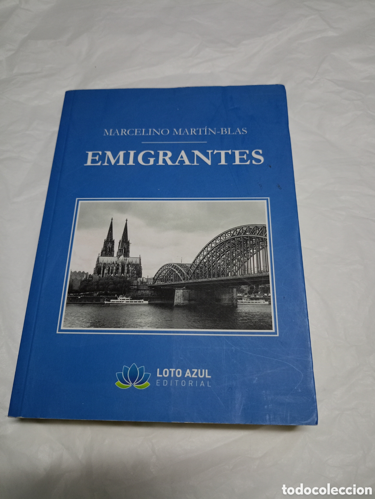 Libros de segunda mano: Emigrantes de Marcelino Mart&iacute;n-Blas, publicado por Loto Azul Editorial.