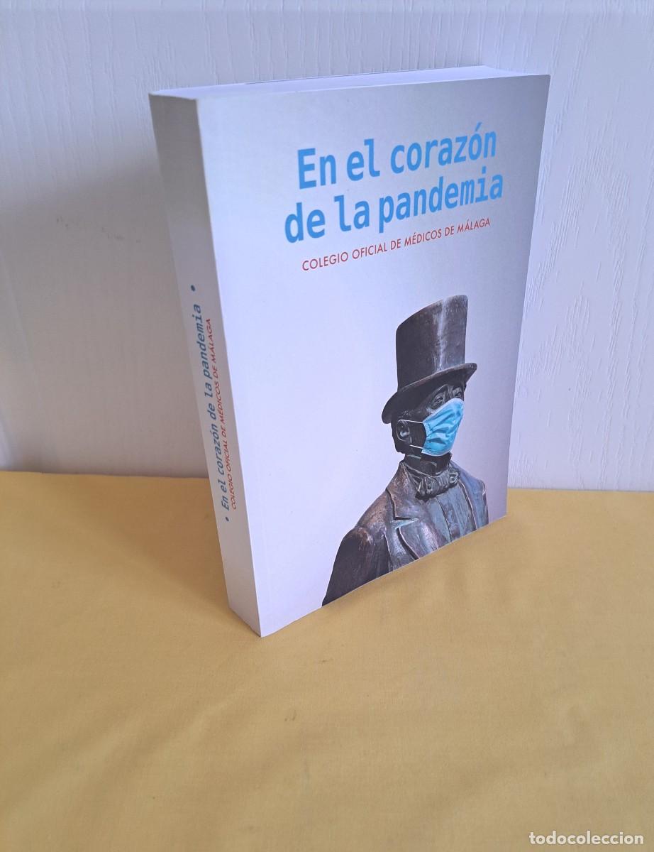 Libros de segunda mano: EN EL CORAZON DE LA PANDEMIA - COLEGIO OFICIAL DE MEDICOS DE MALAGA 2022 - DEDICADO