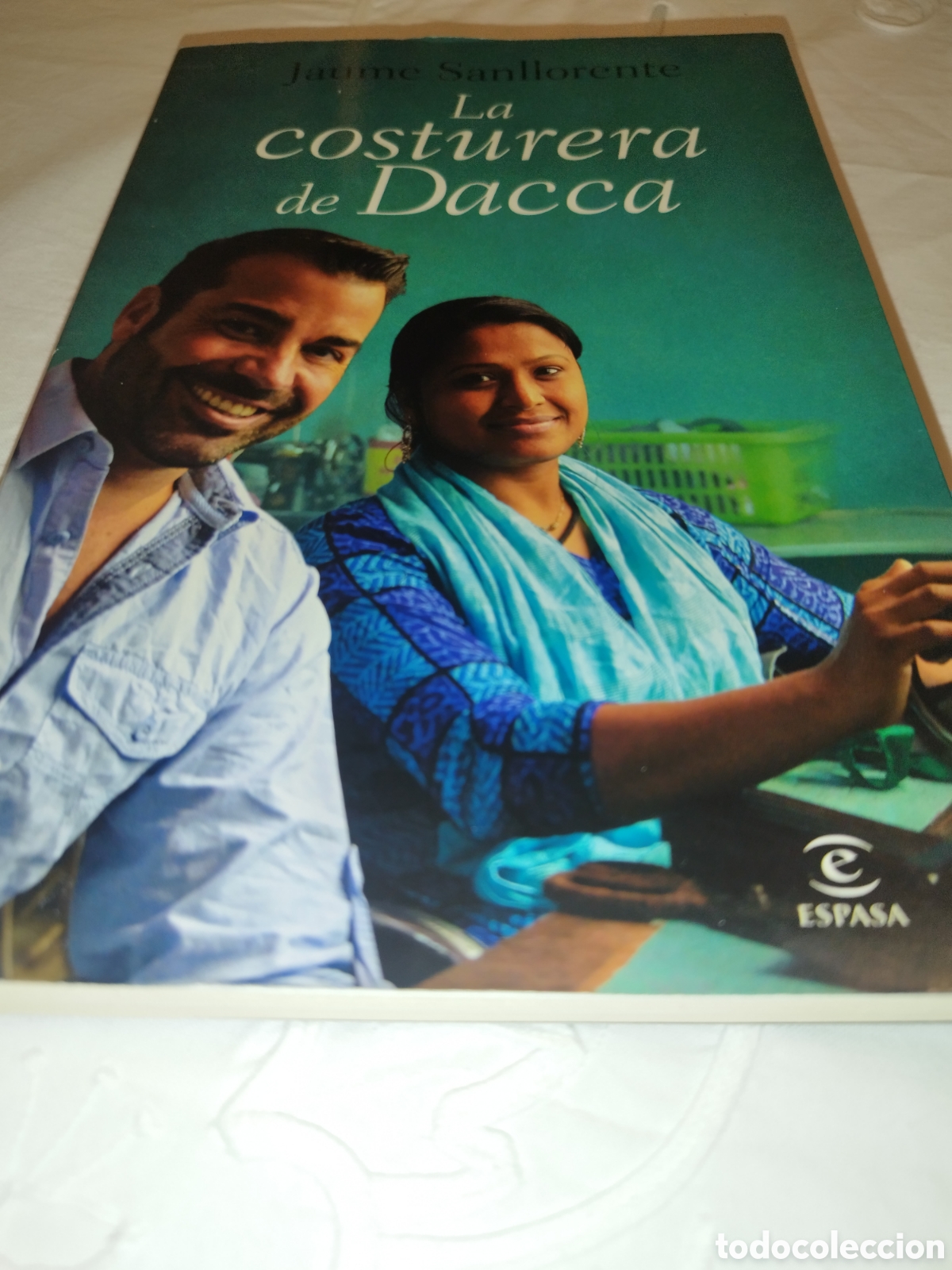 Libros de segunda mano: JAUME SANLLORENTE: LA COSTURERA DE DACCA. ED. ESPASA, 2014 PRIMERA EDICION ILUSTRADO.