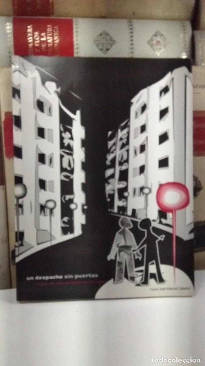Libros de segunda mano: UN DESPACHO SIN PUERTAS. TRABAJO DE CALLE CON PERSONAS SIN HOGAR. Cord. Jos&eacute; Manuel Cabellot.