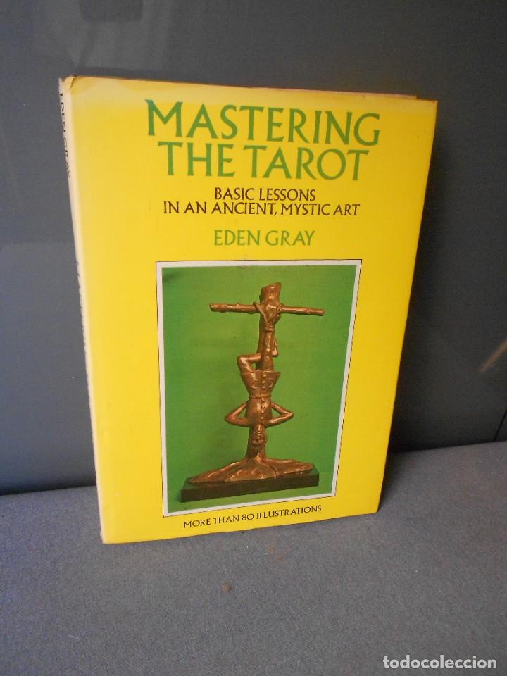 Libros de segunda mano: MASTERING THE TAROT - Foto 1