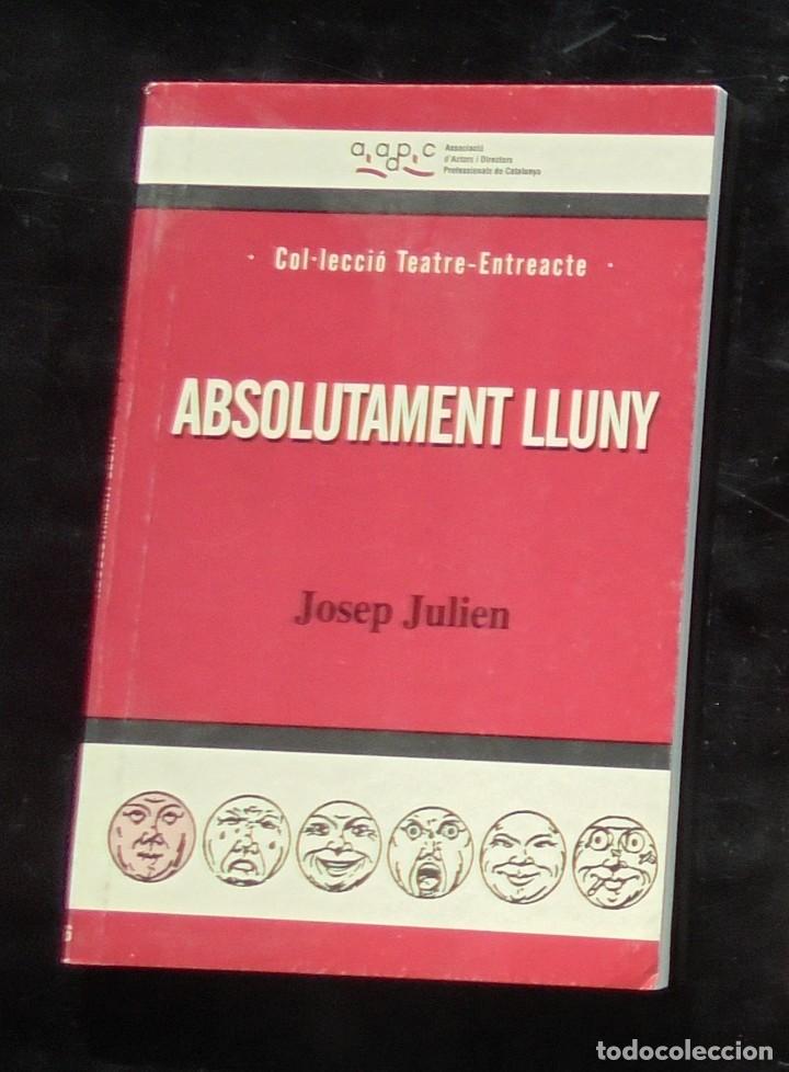 Libros de segunda mano: Absolutament lluny Josep Julien 2005 impecable Col&middot;lecci&oacute; Teatre-Entreacte - Foto 1
