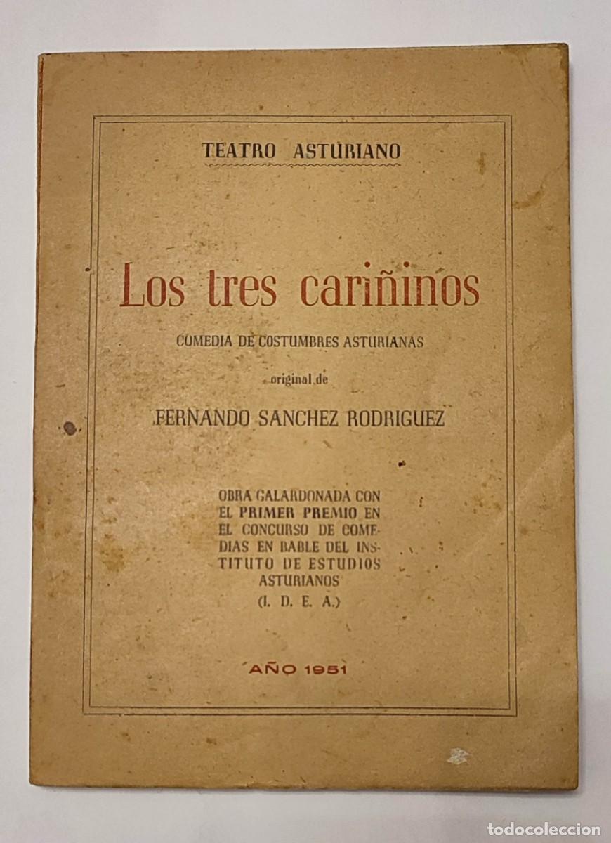 Libros de segunda mano: Libro obra de teatro &rdquo;Los tres cari&ntilde;inos&rdquo;, comedia en bable. Libro de 1951.