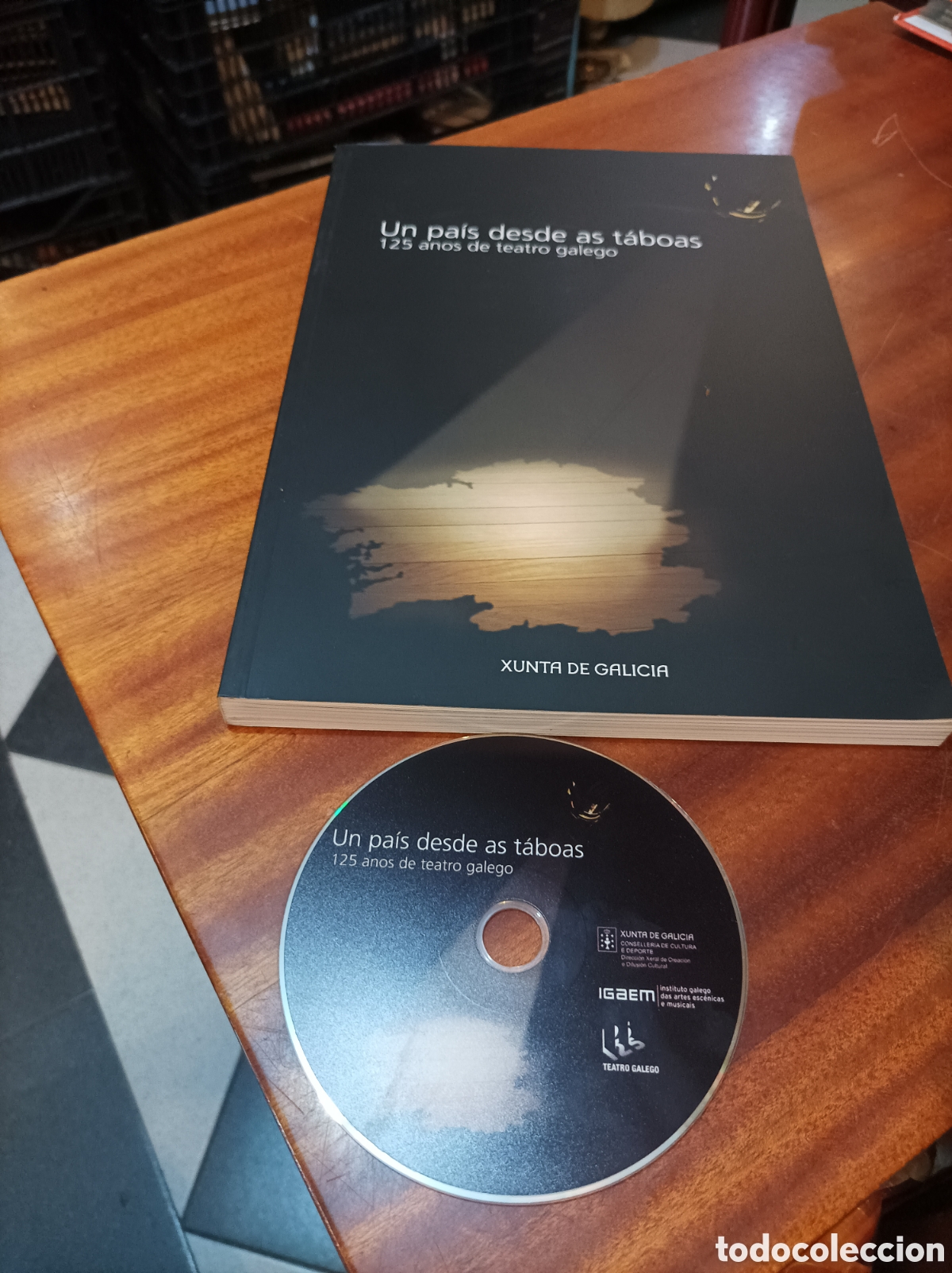 Libros de segunda mano: UN PAIS DESDES AS TABOAS.125 ANOS DE TEATRO GALEGO.. XUNTA DE GALICIA.2008