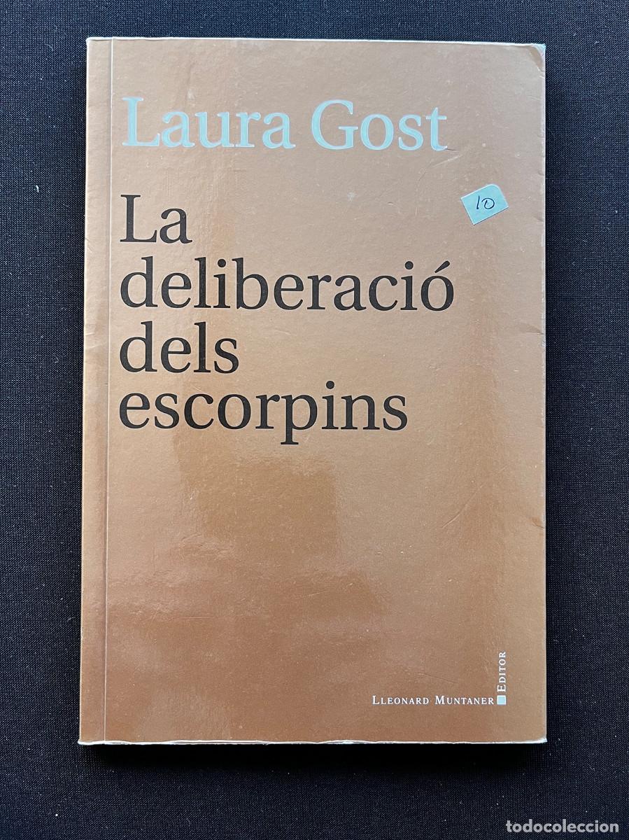 Libros de segunda mano: LA DELIBERACI&Oacute; DELS ESCORPINS. LAURA GOST. 2021. CAT. LLEONARD MUNTANER EDIT. SIGNAT