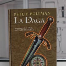 Libros de segunda mano: LA DAGA, PHILIP PULLMAN. SEGUNDA PARTE DE LA TRILOGIA, TRAS LUCES DEL NORTE. EDICIONES B 1998.NUEVO. Lote 58541737
