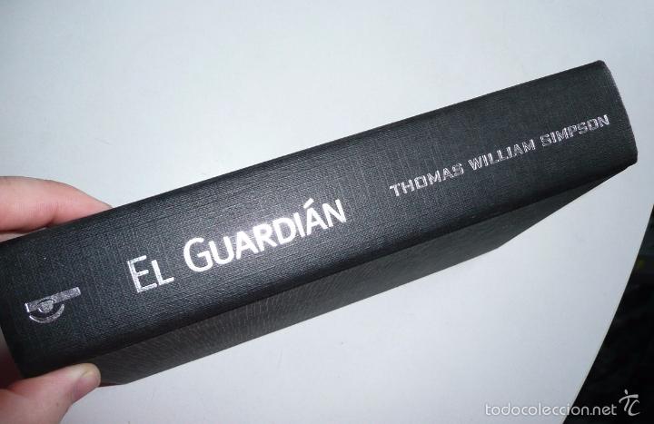 Libros de segunda mano: El Guardi&aacute;n - Thomas William Simpson (Ediciones B, 2000) - Foto 2