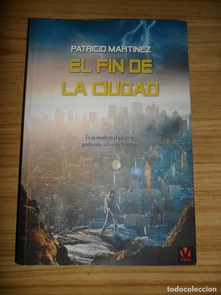 Libros de segunda mano: El fin de la ciudad (Patricio Mart&iacute;nez) zombis - 1&ordf; edici&oacute;n - con dedicatoria del autor