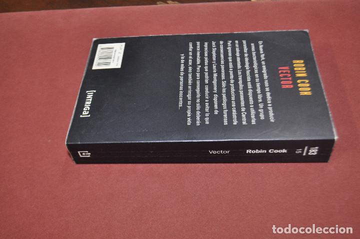 Libros de segunda mano: Vector - Robin Cook - DEBOLSILLO - Foto 2