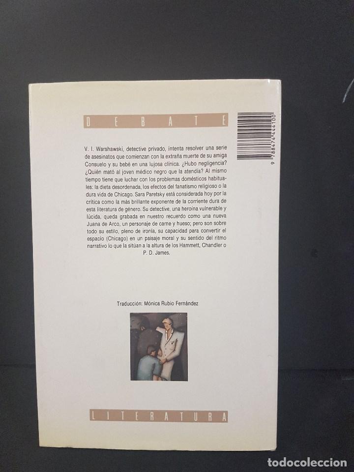 Libros de segunda mano: MEDICINA AMARGA,SARA PARETSKY. - Foto 2