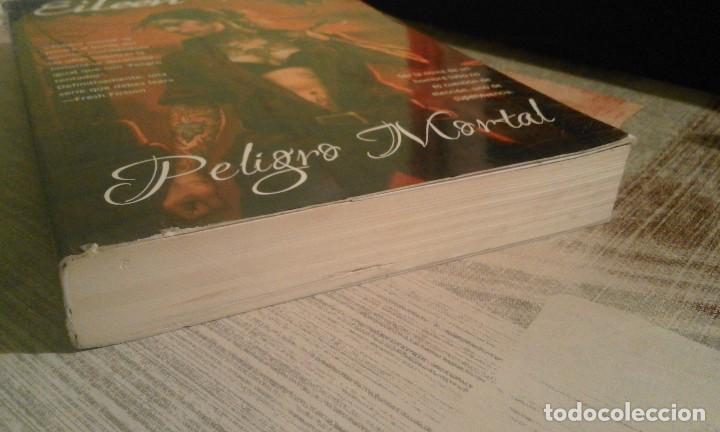 Libros de segunda mano: Peligro mortal - Eileen Wilks - Foto 3