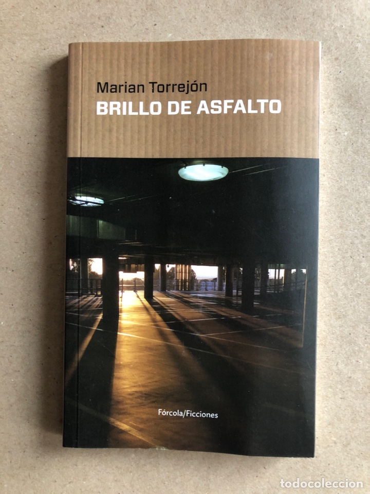 Libros de segunda mano: BRILLO EN EL ASFALTO. MARI&Aacute;N TORREJ&Oacute;N. ED, F&Oacute;RCORA/FICCIONES (2018).