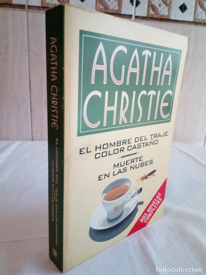 Libros de segunda mano: 256-EL HOMBRE DEL TRAJE COLOR CASTA&Ntilde;O-MUERTE EN LAS NUBES, Agatha Christie,1996