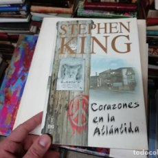 Libros de segunda mano: STEPHEN KING. CORAZONES EN LA ATLÁNTIDA. PLAZA & JANÉS. 1ª EDICIÓN 1999. EXCELENTE EJEMPLAR. FOTOS.