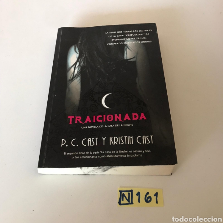 Libros de segunda mano: Traicionada - Foto 1