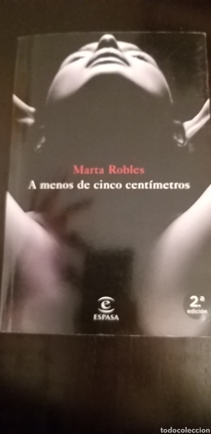 Libros de segunda mano: A menos de cinco cent&iacute;metros. Robles - Foto 1