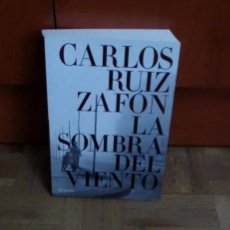 Libros de segunda mano: LA SOMBRA DEL VIENTO CARLOS RUIZ ZAFON EDITORIAL PLANETA 2007. Lote 219718518