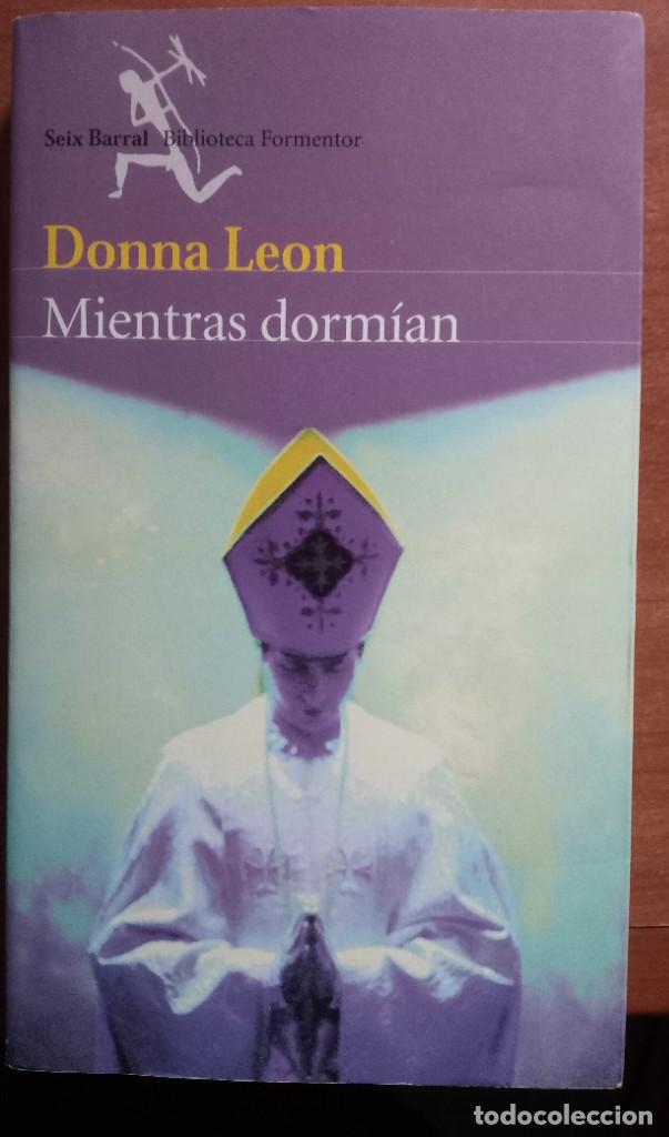 Libros de segunda mano: Mientras dorm&iacute;an. Donna Leon - Foto 1