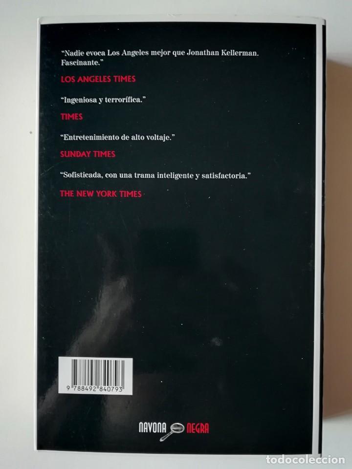 Libros de segunda mano: V&Iacute;CTIMAS - JONATHAN KELLERMAN - ED. NAVONA 2014 - Foto 2