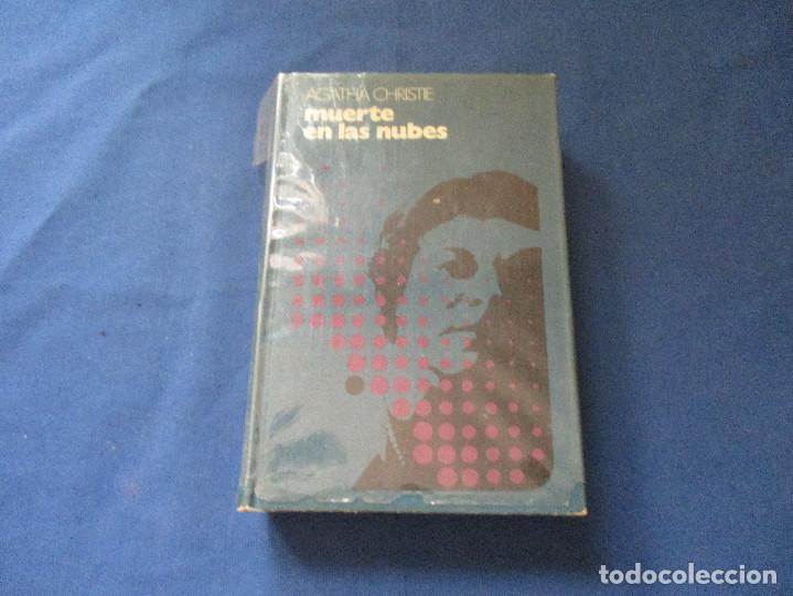Libros de segunda mano: MUERTE EN LAS NUBES + CINCO CERDITOS / 1973 AGATHA CHRISTIE