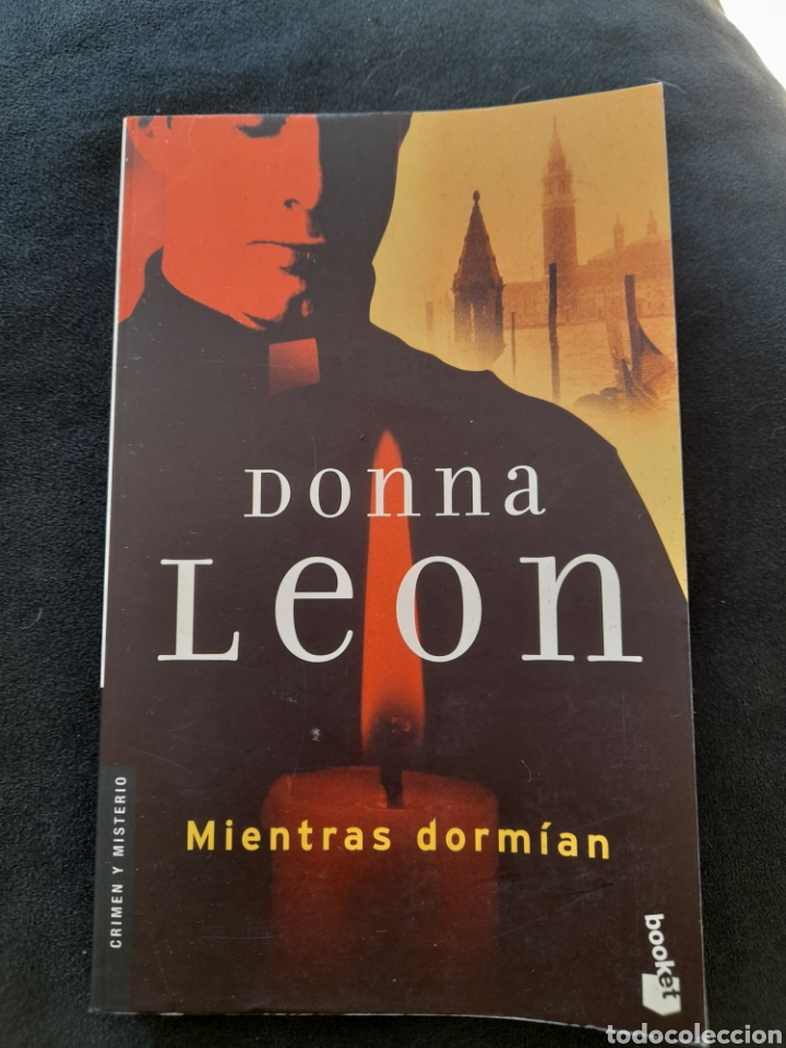 Libros de segunda mano: Mientras dorm&iacute;an. Donna Leon - Foto 1
