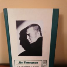 Libros de segunda mano: JIM THOMPSON. UN CUCHILLO EN LA MIRADA. EL ALEPH EDITORES. 1ª EDICIÓN 2006. COMO NUEVO.. Lote 321841873