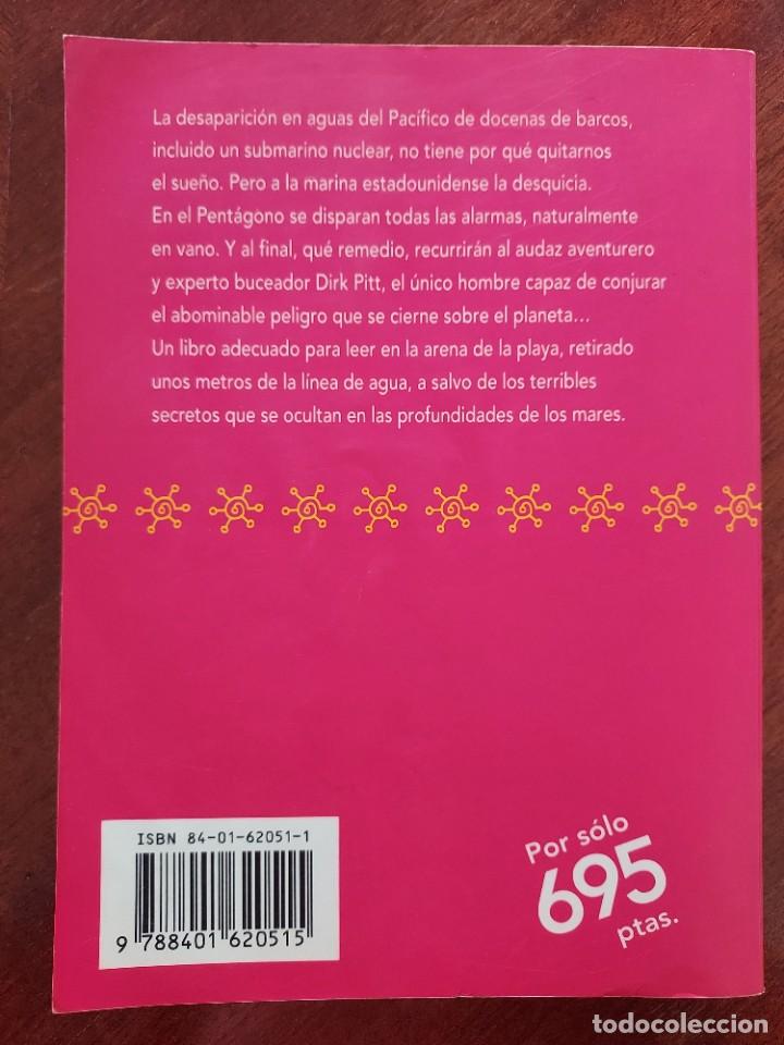 Libros de segunda mano: El tri&aacute;ngulo del Pac&iacute;fico de Clive Cussler - Foto 2